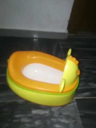 Orinal infantil amarillo con forma de gallina