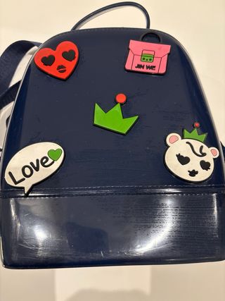 Mochila infantil azul con parches