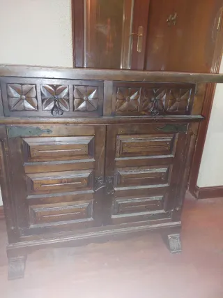 Mueble zapatero de madera tallada