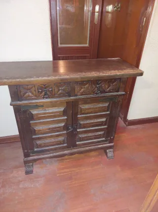 Mueble zapatero de madera tallada