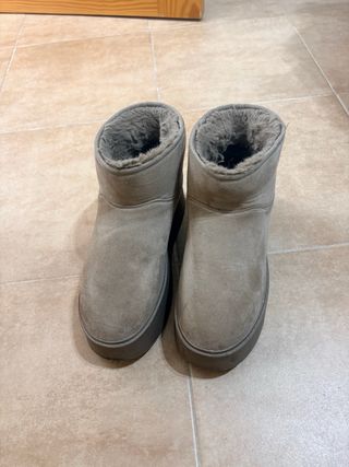 Botas de plataforma beige y marrón