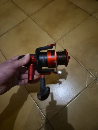 Carrete de pesca Yokozuna rojo