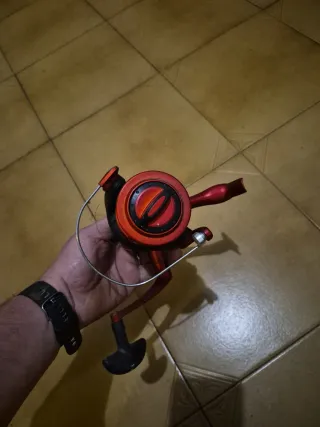 Carrete de pesca Yokozuna rojo