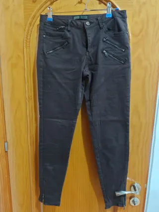 Pantalón marrón con cremalleras