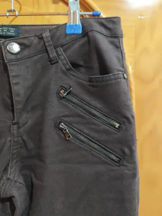 Pantalón marrón con cremalleras