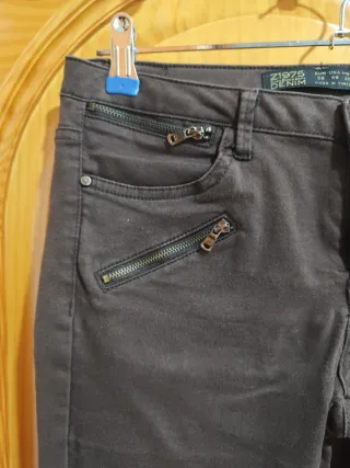 Pantalón marrón con cremalleras