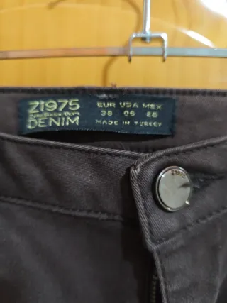 Pantalón marrón con cremalleras