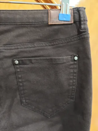 Pantalón marrón con cremalleras