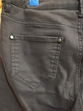 Pantalón marrón con cremalleras