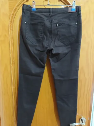 Pantalón marrón con cremalleras