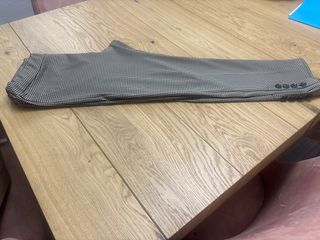 Pantalón pitillo cuadros marrón y gris