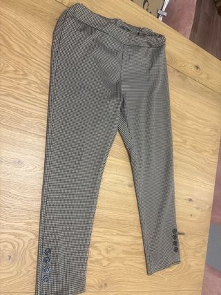 Pantalón pitillo cuadros marrón y gris