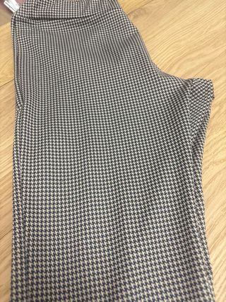 Pantalón pitillo cuadros marrón y gris