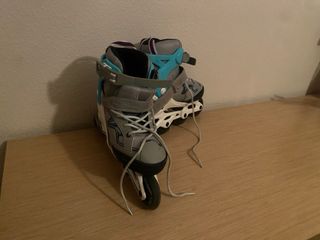 Patines en línea grises y turquesa