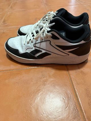 Zapatillas Reebok Negras y Blancas