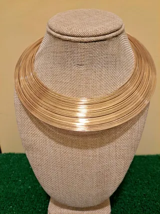 Gargantilla hilos dorados rígida