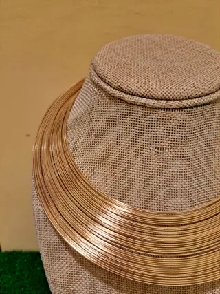 Gargantilla hilos dorados rígida