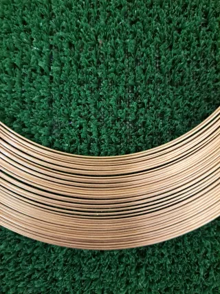 Gargantilla hilos dorados rígida