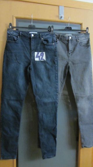 Pantalones vaqueros grises y azules, y jerseys