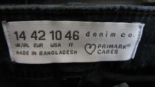 Pantalones vaqueros grises y azules, y jerseys