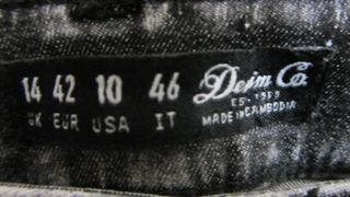 Pantalones vaqueros grises y azules, y jerseys