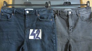 Pantalones vaqueros grises y azules, y jerseys