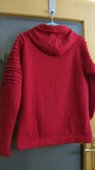 Pantalones vaqueros grises y azules, y jerseys