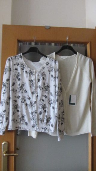 Pantalones vaqueros grises y azules, y jerseys