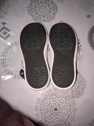 Converse negras y blancas