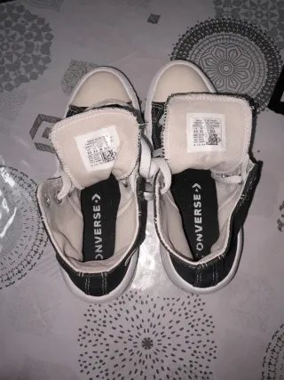 Converse negras y blancas