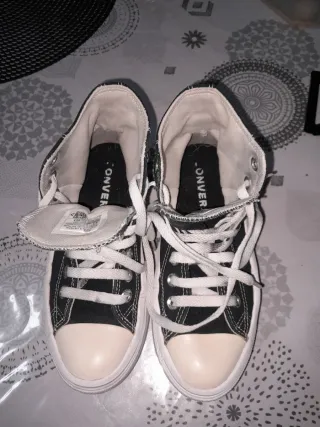 Converse negras y blancas