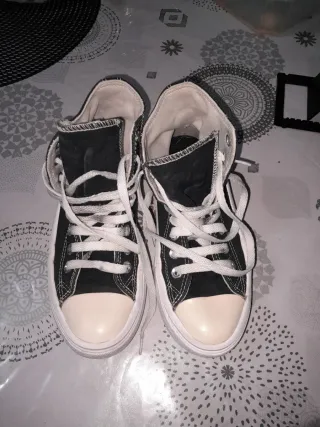 Converse negras y blancas