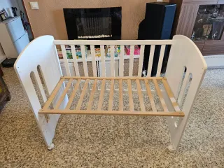 Cuna de bebé de madera + chinchonera + accesorios