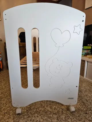 Cuna de bebé de madera + chinchonera + accesorios