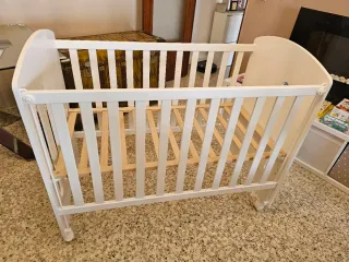 Cuna de bebé de madera + chinchonera + accesorios