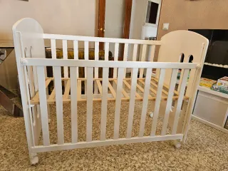 Cuna de bebé de madera + chinchonera + accesorios