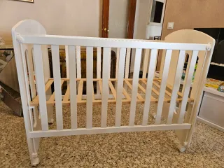 Cuna de bebé de madera + chinchonera + accesorios