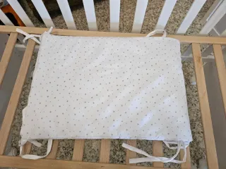 Cuna de bebé de madera + chinchonera + accesorios