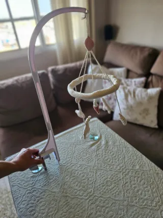 Cuna de bebé de madera + chinchonera + accesorios