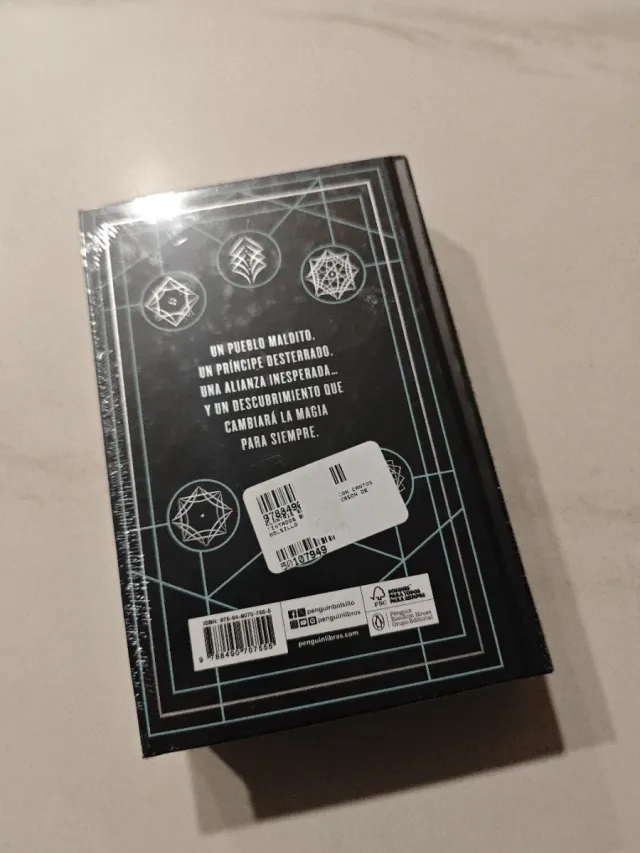 Elantris (edición limitada con cantos tintados)...