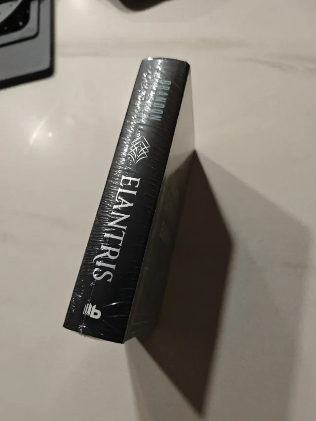 Elantris (edición limitada con cantos tintados)...