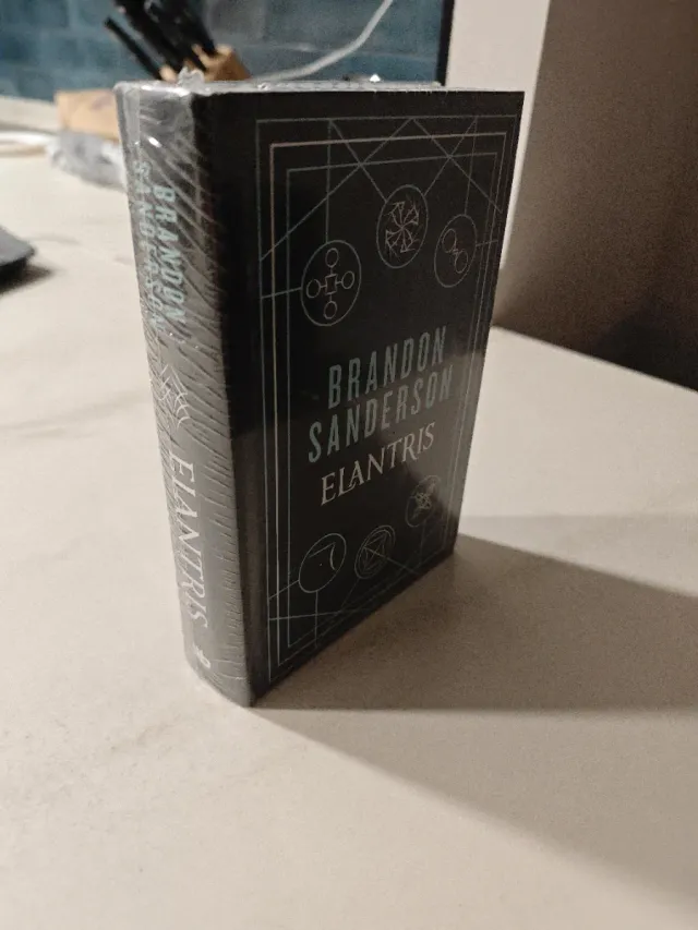 Elantris (edición limitada con cantos tintados)...