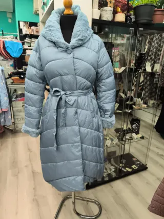 Parka larga azul con cinturón