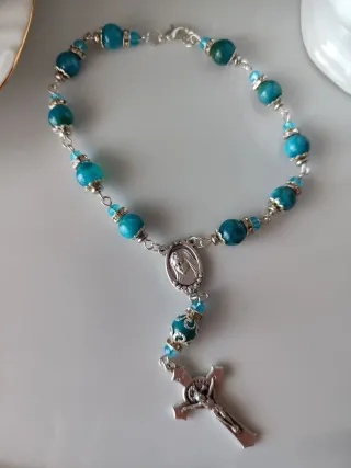 Rosario plateado con cuentas azules