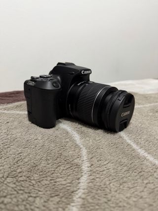 Cámara Canon EOS 250D + Lente 18-55mm