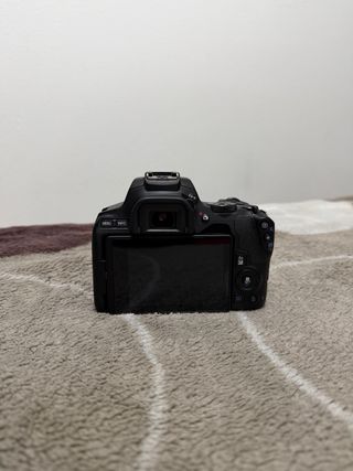 Cámara Canon EOS 250D + Lente 18-55mm