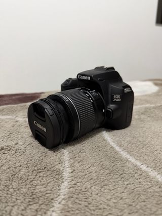 Cámara Canon EOS 250D + Lente 18-55mm