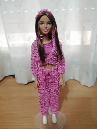 Barbie Neysa + Chándal Crochet Rosa