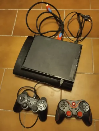 Consola PS3 Sony Negra + 2 Mandos + 1 Juego