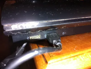 Consola PS3 Sony Negra + 2 Mandos + 1 Juego